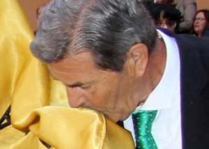 Pablo Corrales, besando la bandera de España.