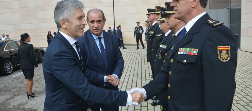 El ministro del Interior, Fernando Grande-Marlaska, felicita a Francisco Herrero en presencia del director general de la Policía, Paco Pardo.