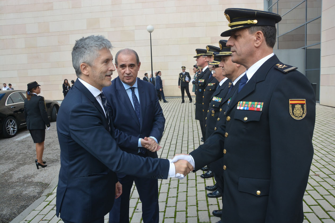 El ministro del Interior, Fernando Grande-Marlaska, felicita a Francisco Herrero en presencia del director general de la Policía, Paco Pardo.