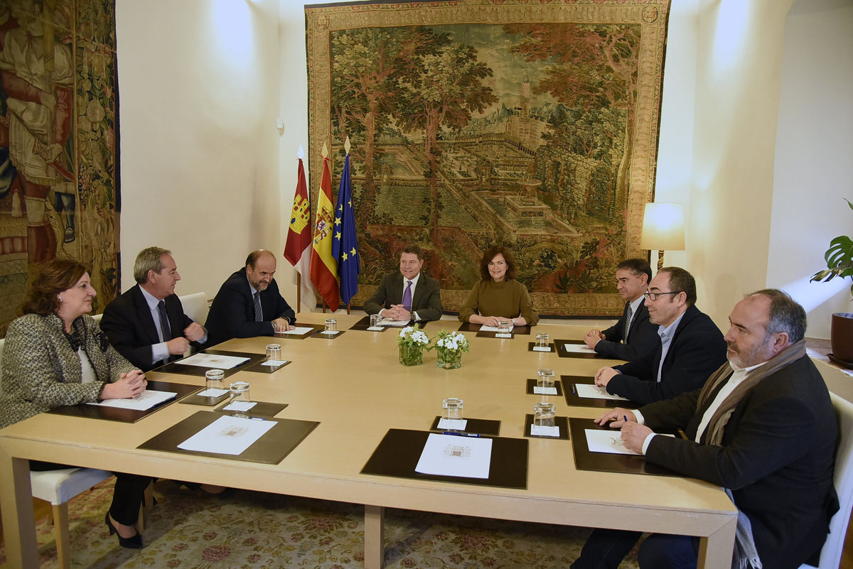 Encuentro de Emiliano García-Page y Carmen Calvo con los agentes sociales de CLM.