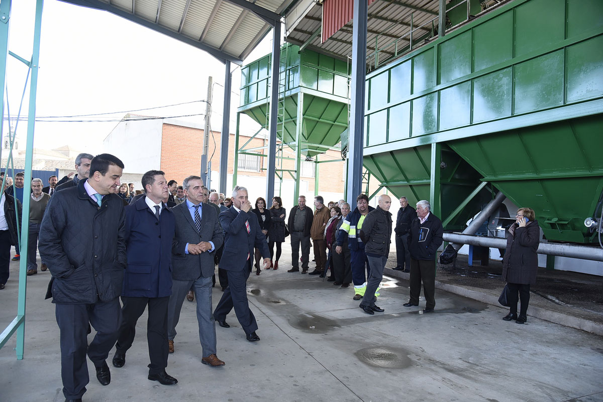 Page en su visita a la cooperativa oleica "Santa Justina" de Carmena.