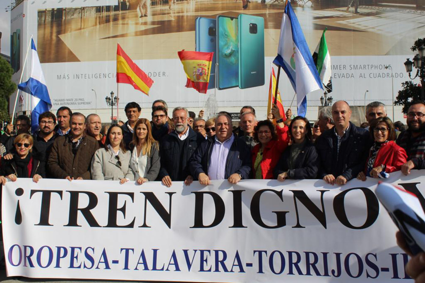 Varios dirigentes del PP de CLM han acudido a la manifestación en Madrid para pedir un tren digno para Talavera y Extremadura.