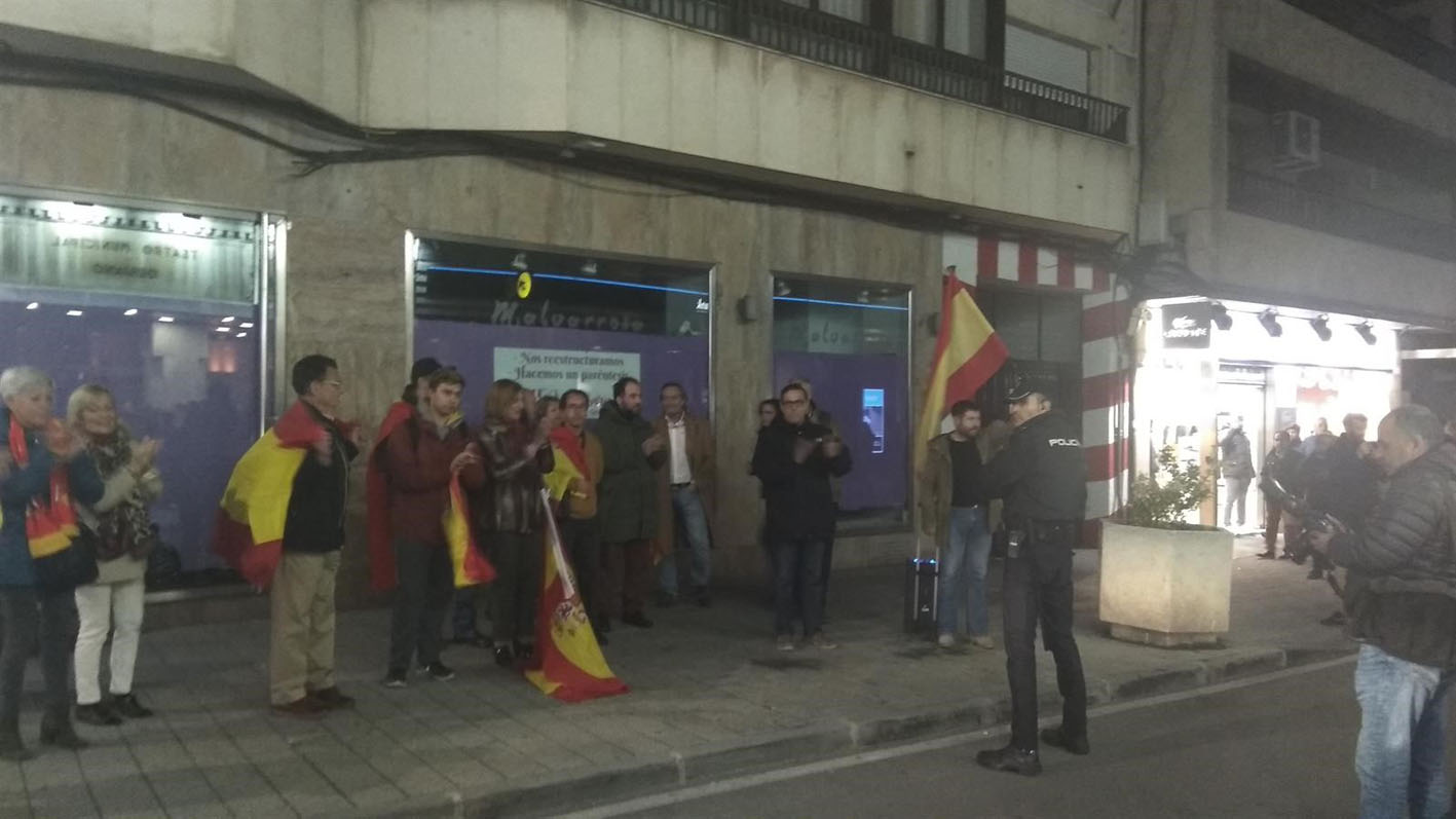 Unas 70 personas protestaron contra la actuación de Dani Mateo en Ciudad Real.