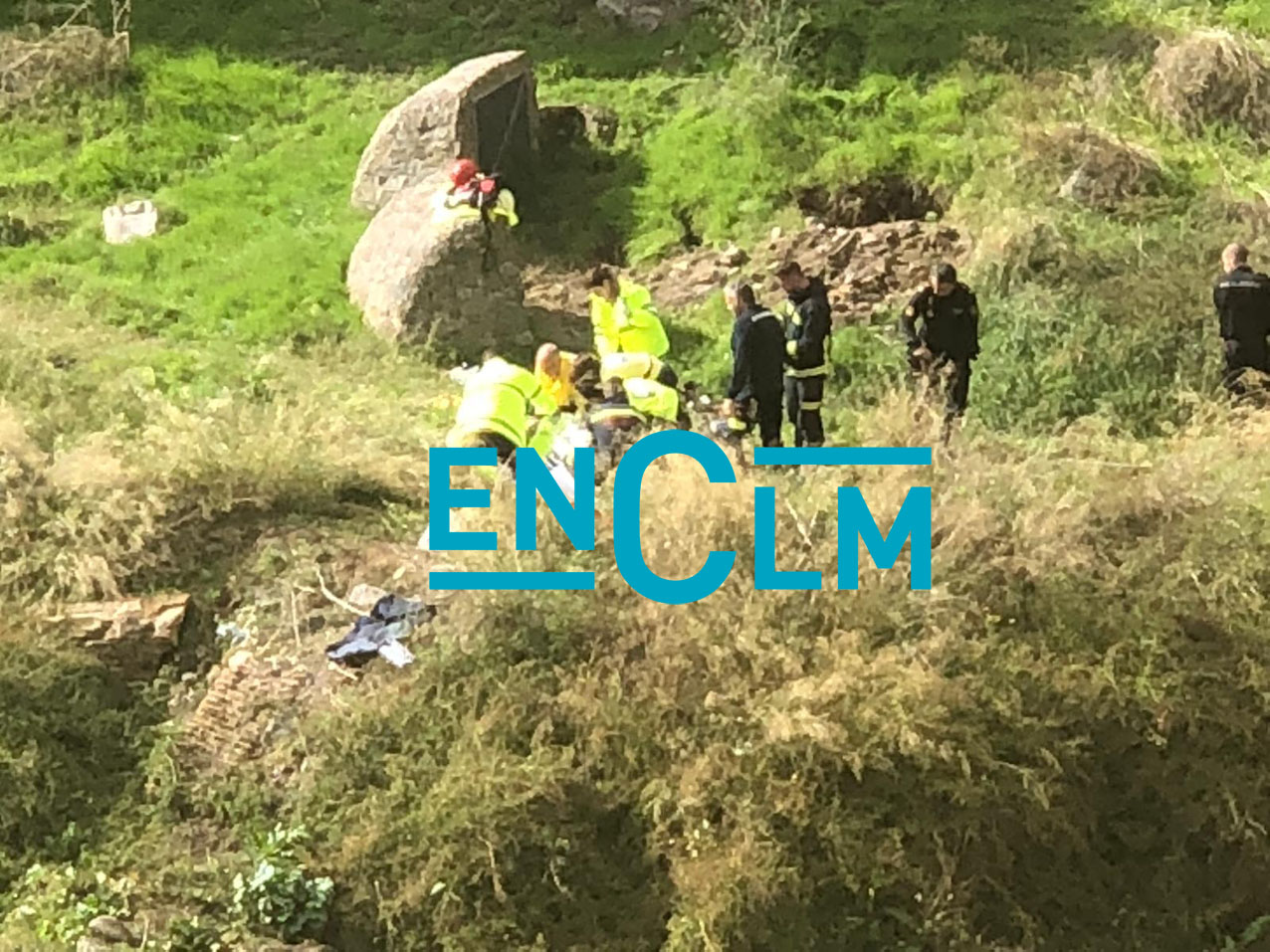 Bomberos, Policía Local y Policía Nacional han participado en el rescate de la mujer en el río Tajo.