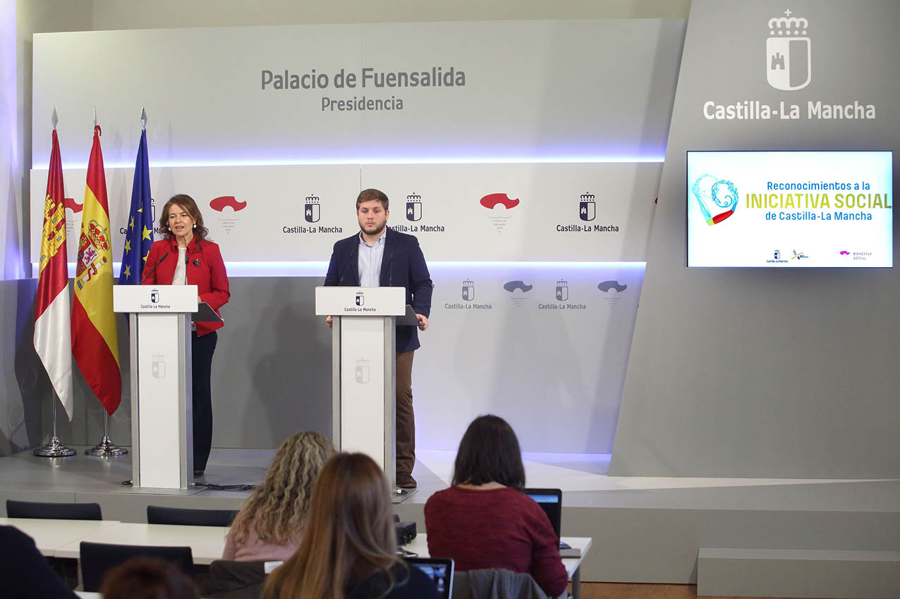 Aurelia Sánchez, consejera de Bienestar Social de CLM, junto con Nacho Hernando, portavoz del Gobierno de Castilla-La Mancha. ingreso mínimo de solidaridad