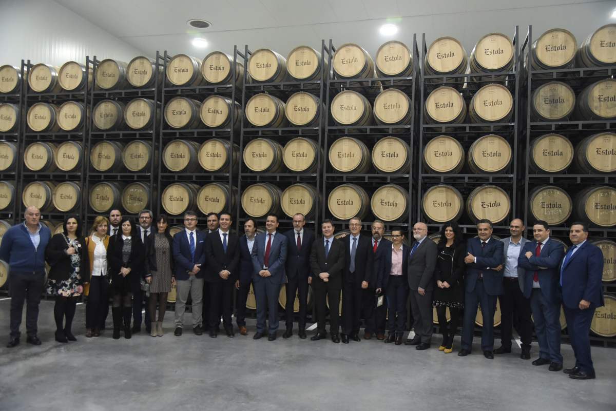 Visita de Page y Martínez Arroyo a Bodegas Ayuso.