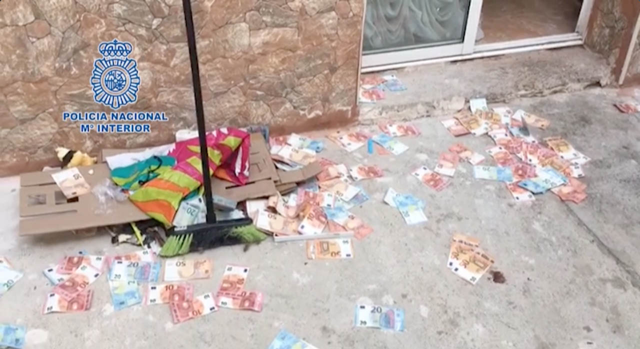 Imagen de dinero esparcido tras un robo con explosivos en un cajero.