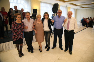 Tolón brinda con algunos de los representantes de los centros de mayores