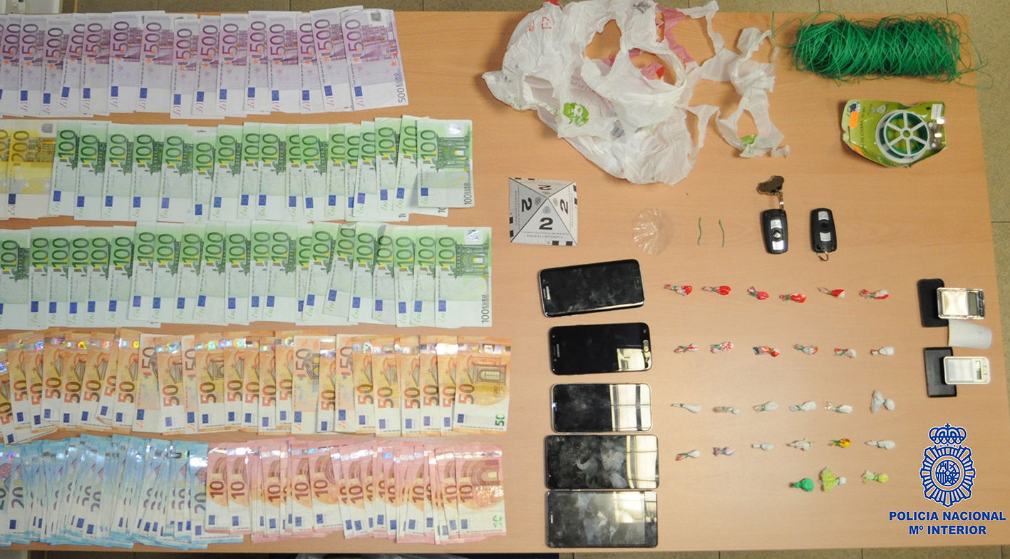 Cocaína, balanzas de precisión, 17.000 euros… Fue lo requisado en la discoteca y en la viviena de los detenidos