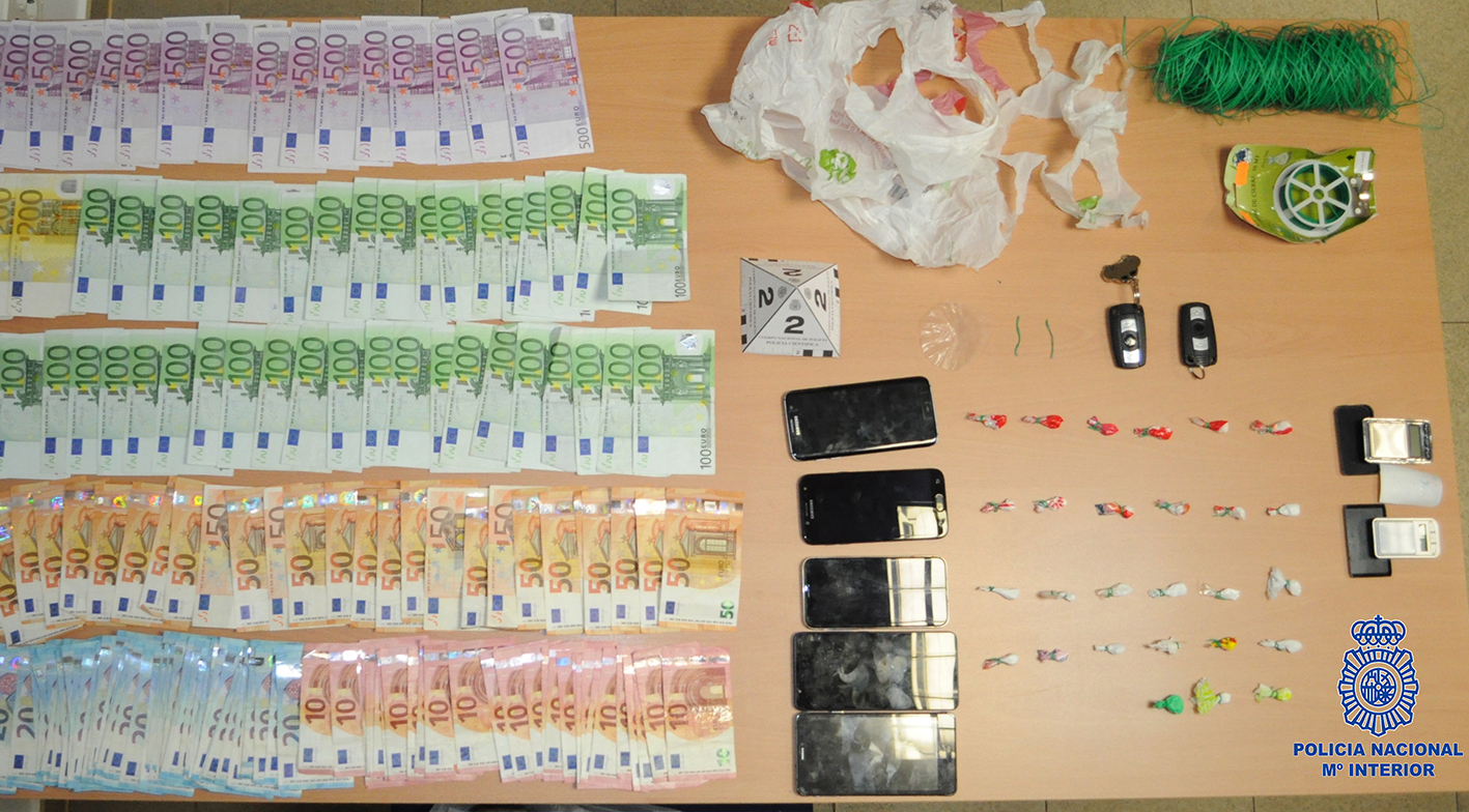 Cocaína, balanzas de precisión, 17.000 euros… Fue lo requisado en la discoteca y en la viviena de los detenidos