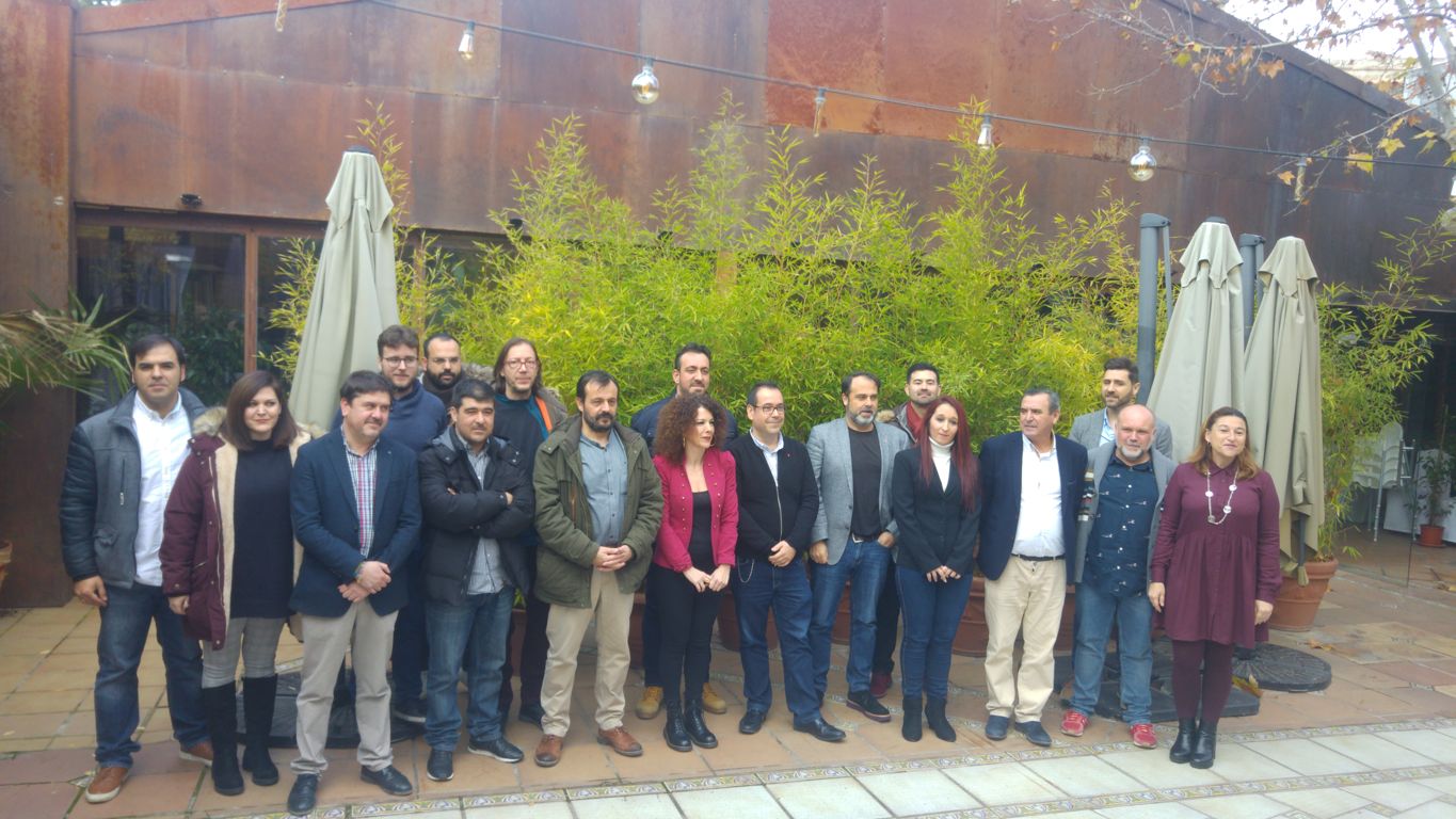 Foto de familia de todos los candidatos locales y regionales de Izquierda Unida. podemos