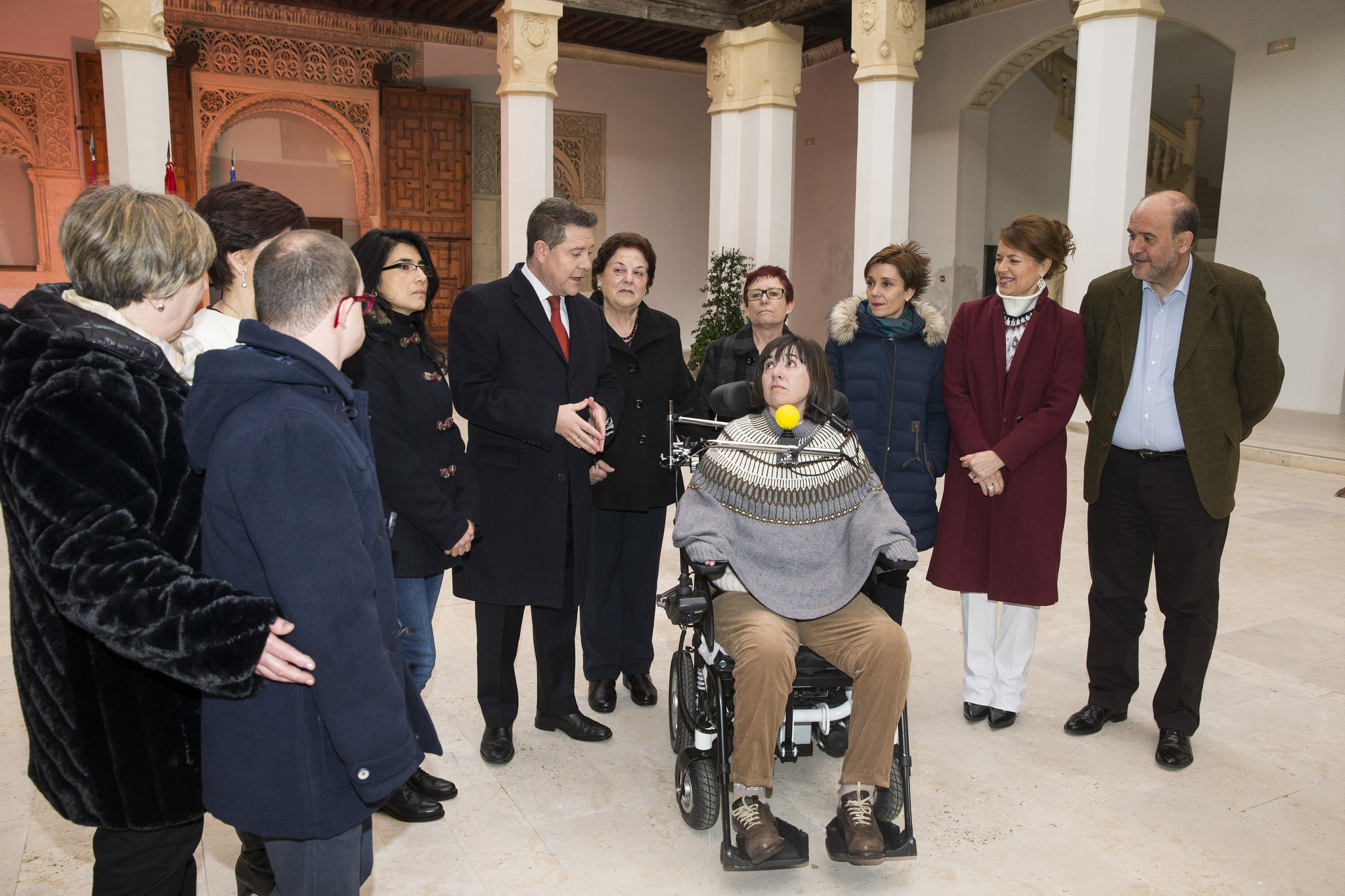 Page saludó en el palacio de Fuensalida a varias personas con discapacidad