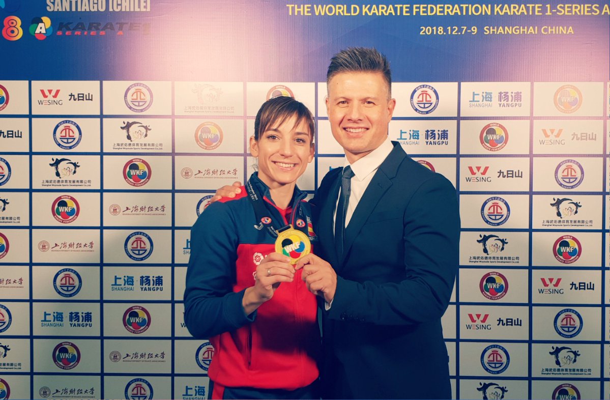 Sandra Sánchez y su entrenador, Jesús del Moral, con la medalla cosechada en Shanghài.