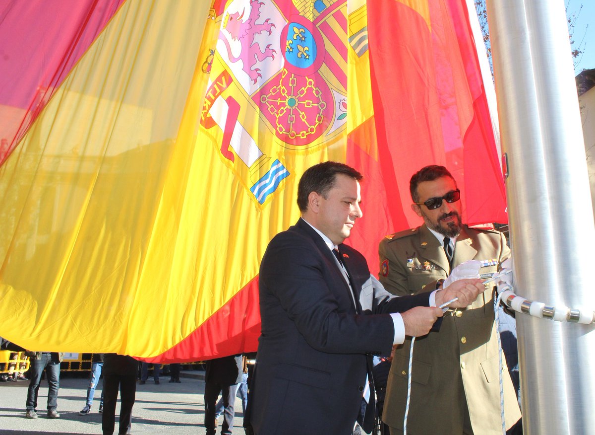 Manuel Serrano izando la bandera gigante.