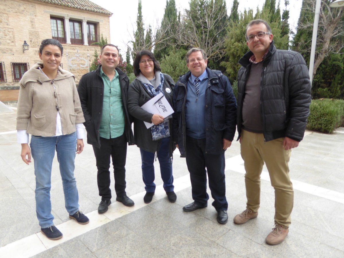 El diputado de Podemos David Llorente, junto a miembros de la Plataforma Sí a la Tierra Viva, en las Cortes de Castilla-La Mancha. tierras raras