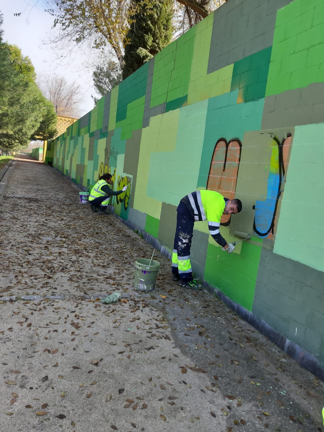 Operarios del Ayuntamiento de Toledo tapando las pintadas. parking de safont