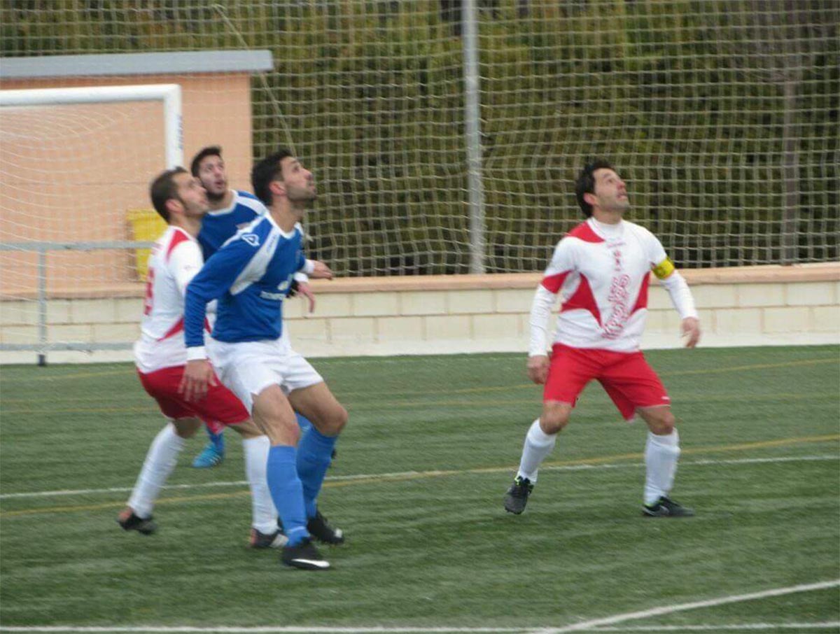 Detalle de un partido del Caudetano, al que pertenece el futbolista desplomado