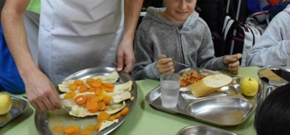 Empieza el reparto de comida de los alumnos con ayuda comedor