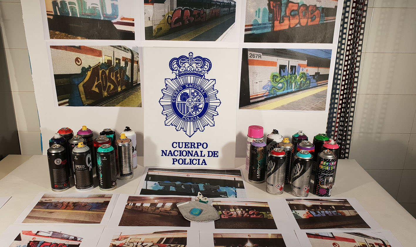Fotos de los grafitis hechos y del material incautado por la Policía Nacional