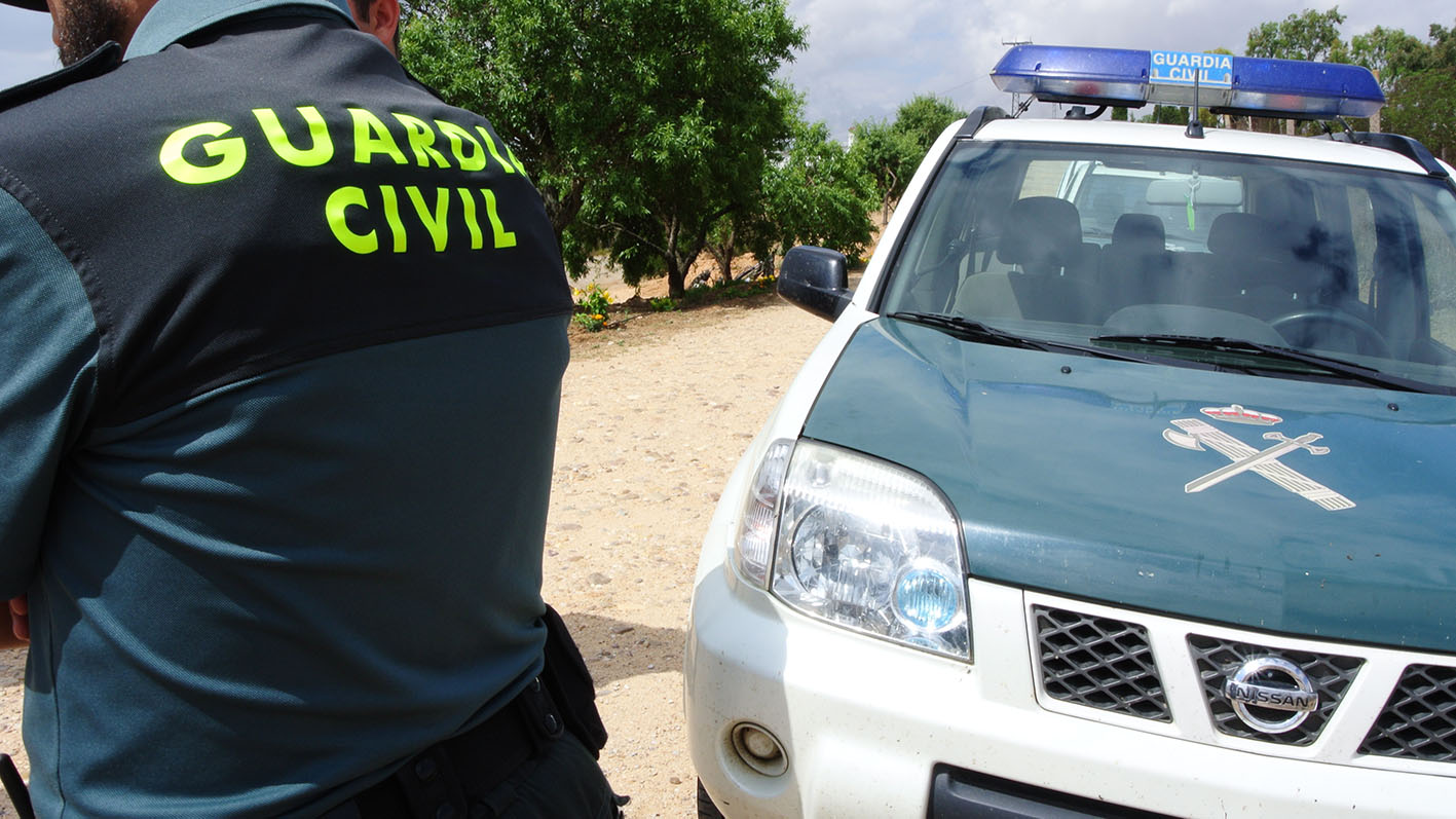 valdeganga sonseca Imagen de archivo de un agente junto a un vehículo de la Guardia Civil.