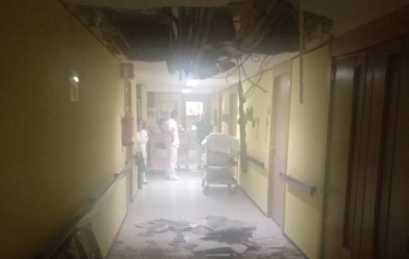 Imagen del derrumbe del falso techo en el Hospital de Albacete.