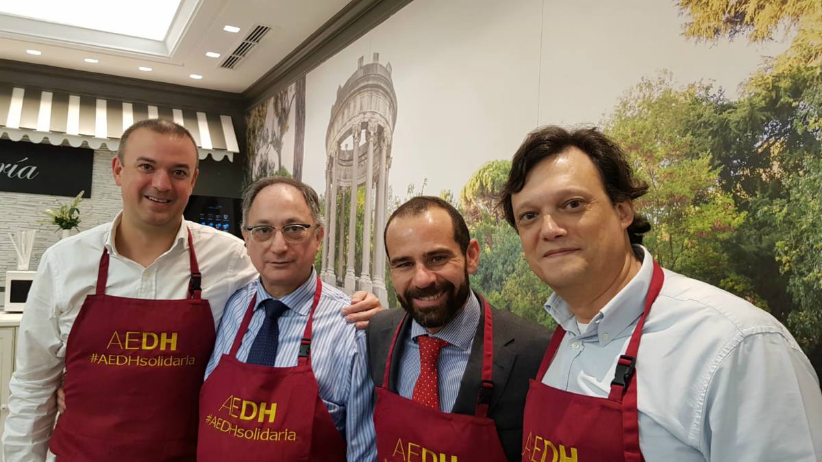 Víctor Iglesias, a la izquierda de la foto, junto a otros voluntarios.