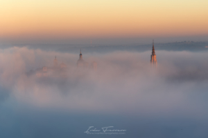 La iglesia de los jesuitas, la Catedral… Y la niebla, que cubre Toledo. Sencillamente, espectacular