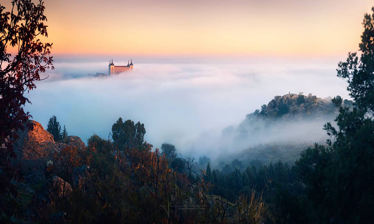 Pues sí, es Toledo flotanto entre la niebla… Qué espectáculo