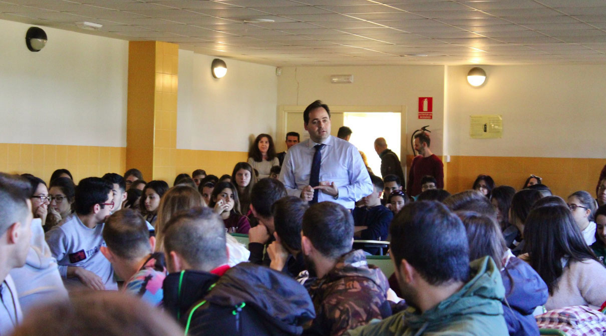 Núñez ha ofrecido una charla en el IES Fray Luis de León de Las Pedroñeras.