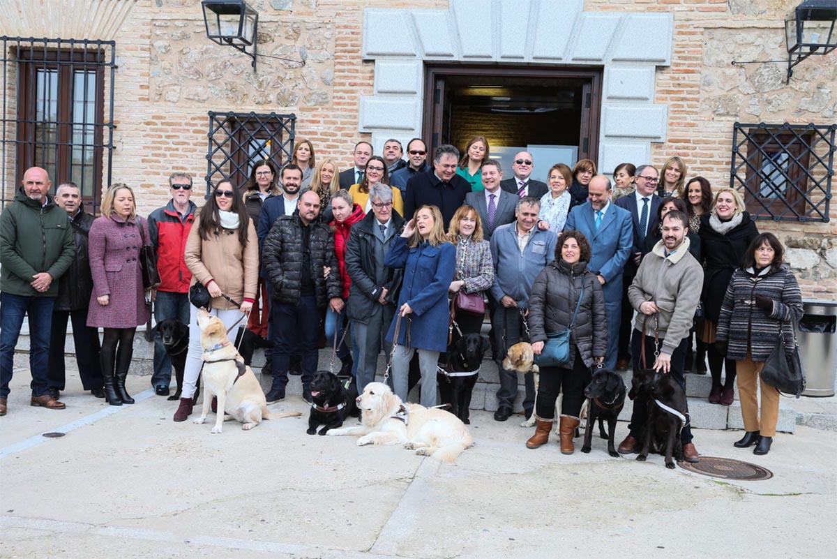 Foto de familia en las Cortes, que han aprobado la ley sobre la acceso de los perros de asistencia