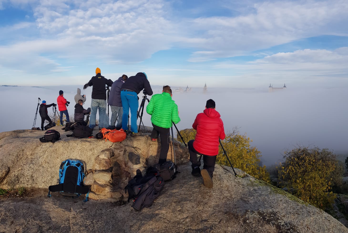 Cada día suben varios fotógrafos a la zona del Valle para intentar captar la foto perfecta de la niebla sobre Toledo