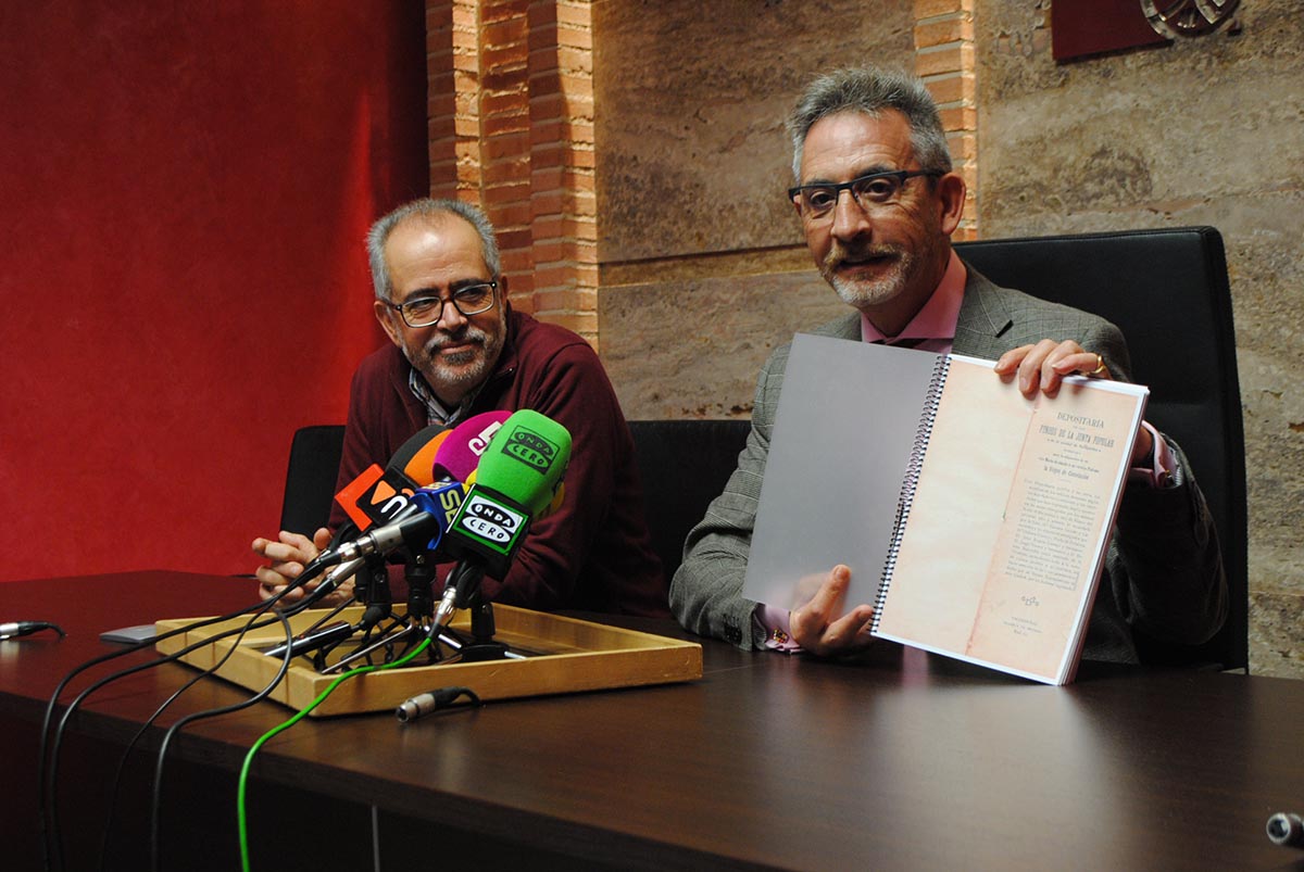 El alcalde de Valdepeñas, mostrando el libro de cuentas de la hermanda donde consta la deuda municipal