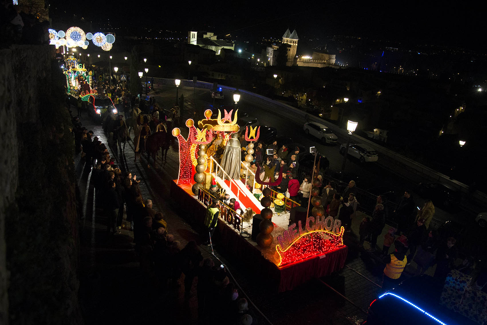 Imagen de la cabalgata de los Reyes Magos de 2019 a su paso por Toledo.
