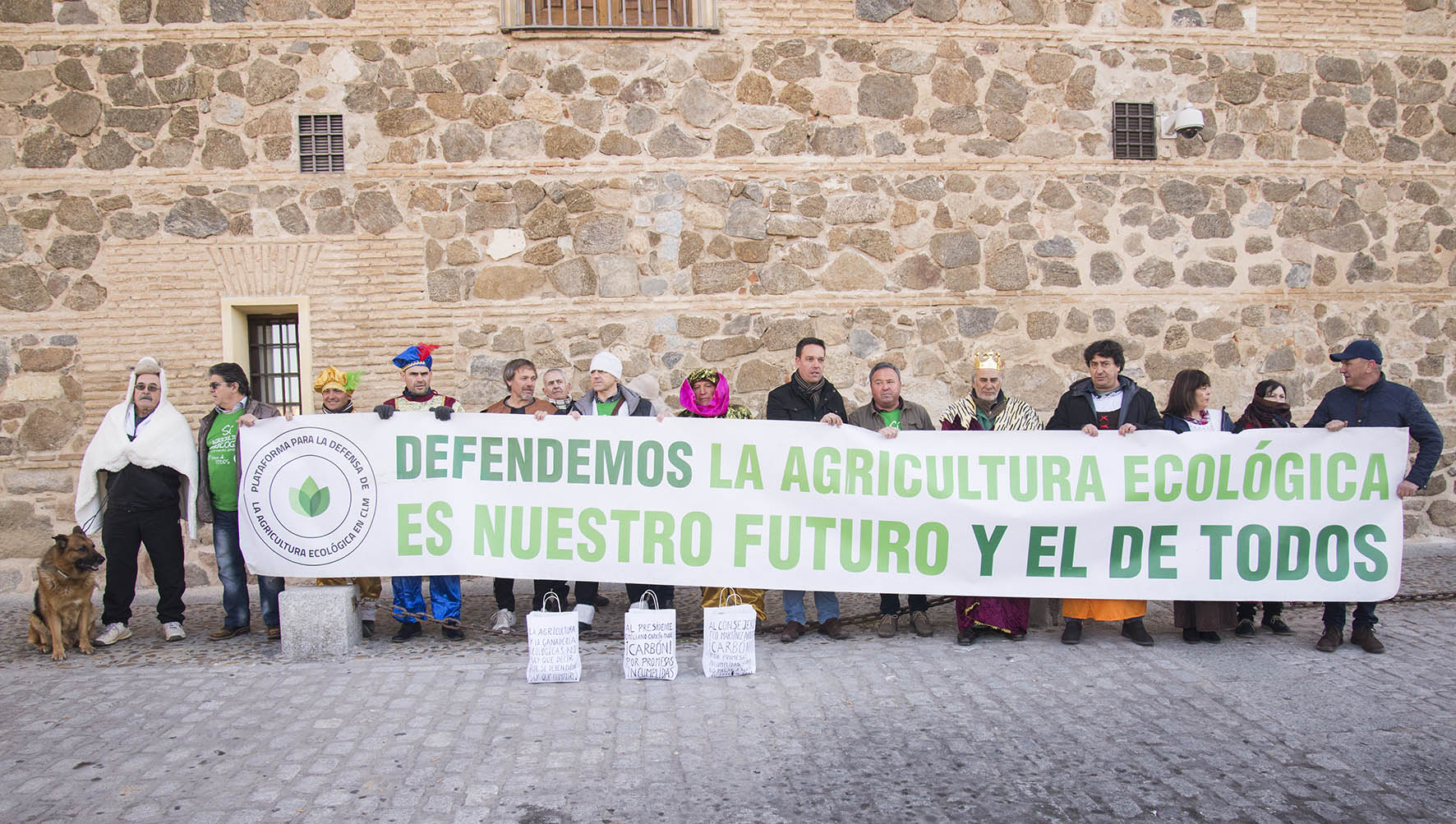 Agricultores ecológicos en las puertas de la sede de la Presidencia de la Junta de CLM.