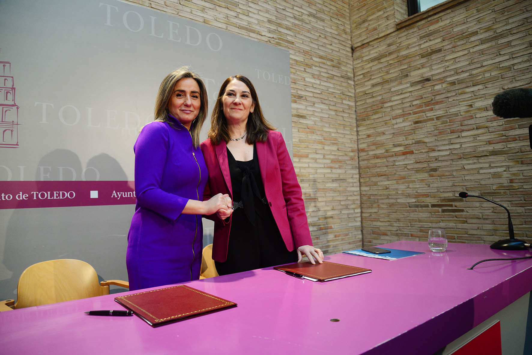 Milagros Tolón y Beatriz Herranz han firmado hoy el acuerdo para que haya fibra óptica en el casco histórico de Toledo y en otras tres urbanizaciones y dos barrios