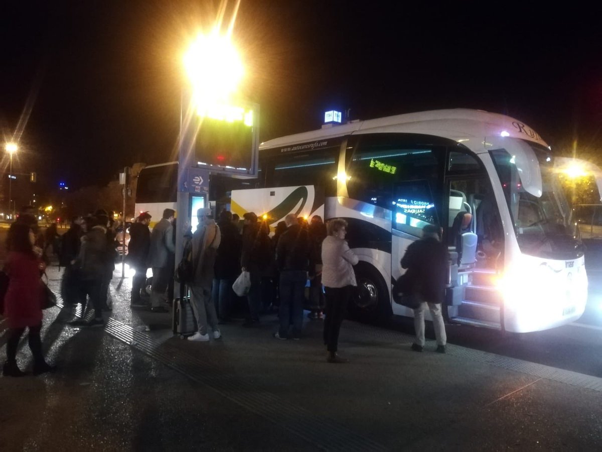 Pasajeros del tren Extremadura a Madrid cogiendo el autobús