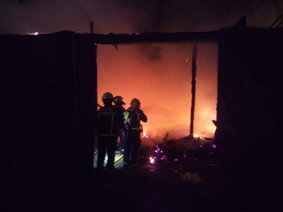 Los bomberos en las tareas de extinción del fuego en Armuña de Tajuña