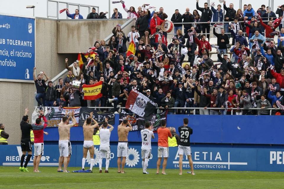 Los jugadores del Albacete celebran junto a su afición uno de los triunfos de esta temporada.