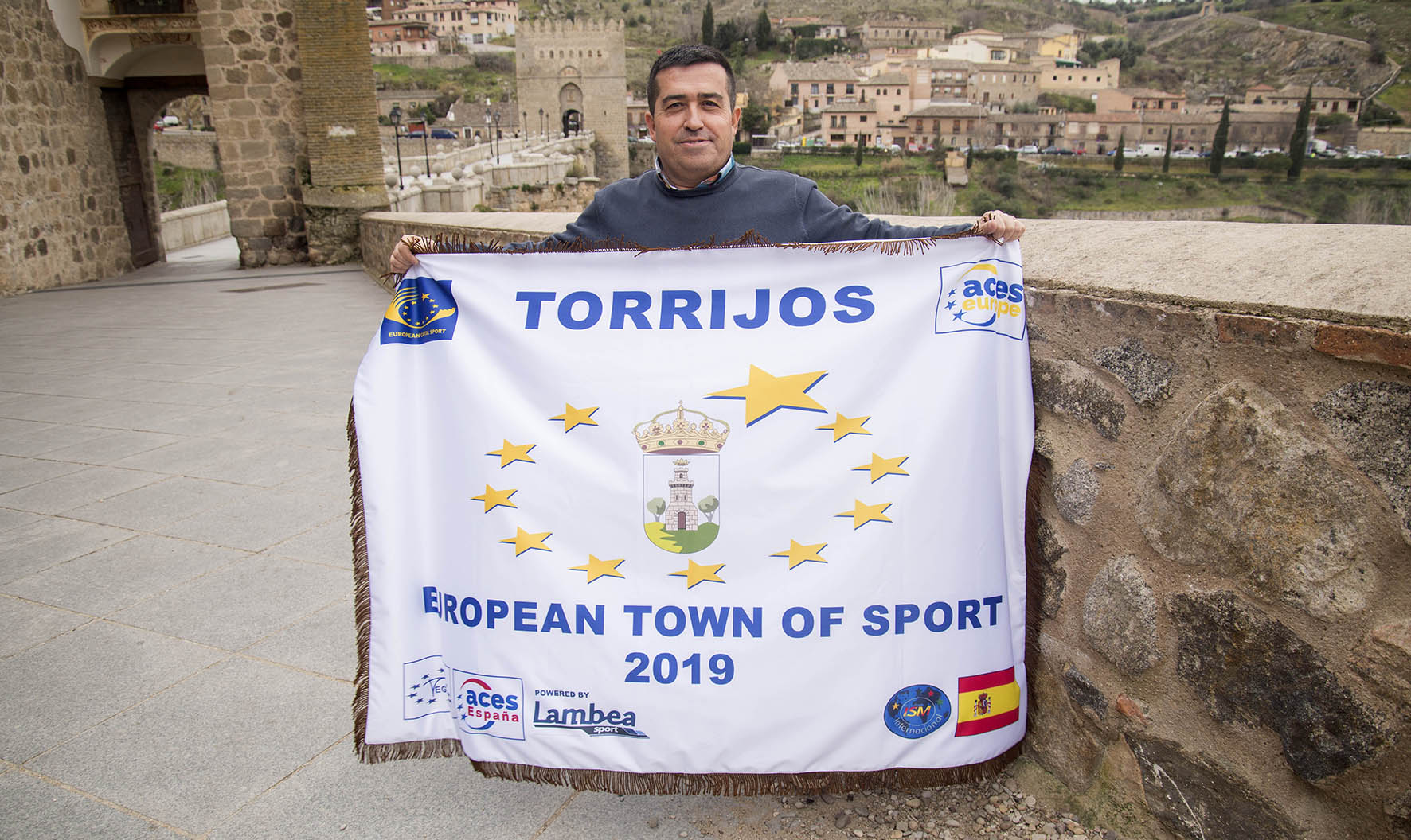 Félix Bandera, con la bandera de Torrijos, Villa Europea del Deporte