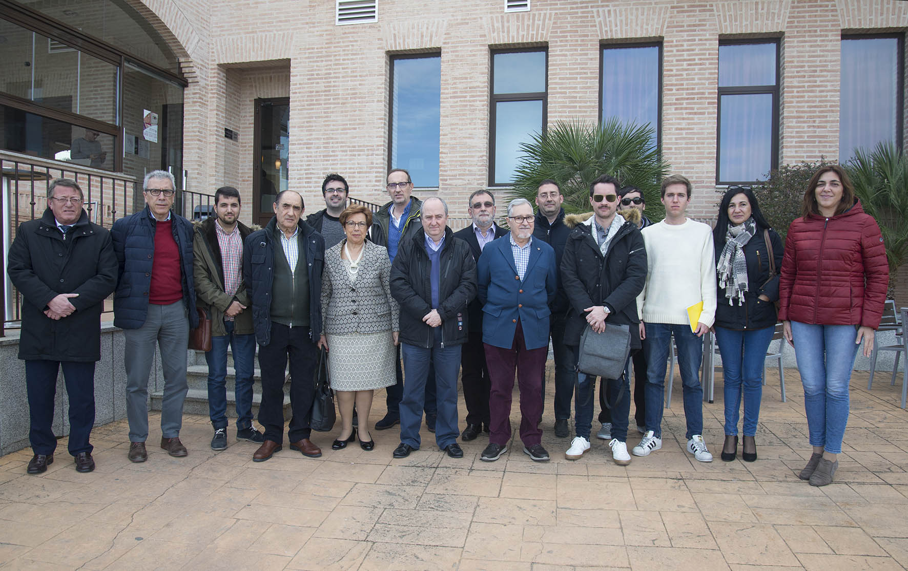 Begoña García y miembros de la Hermandad de Donantes de Sangre de Toledo, con periodistas de la capital regional