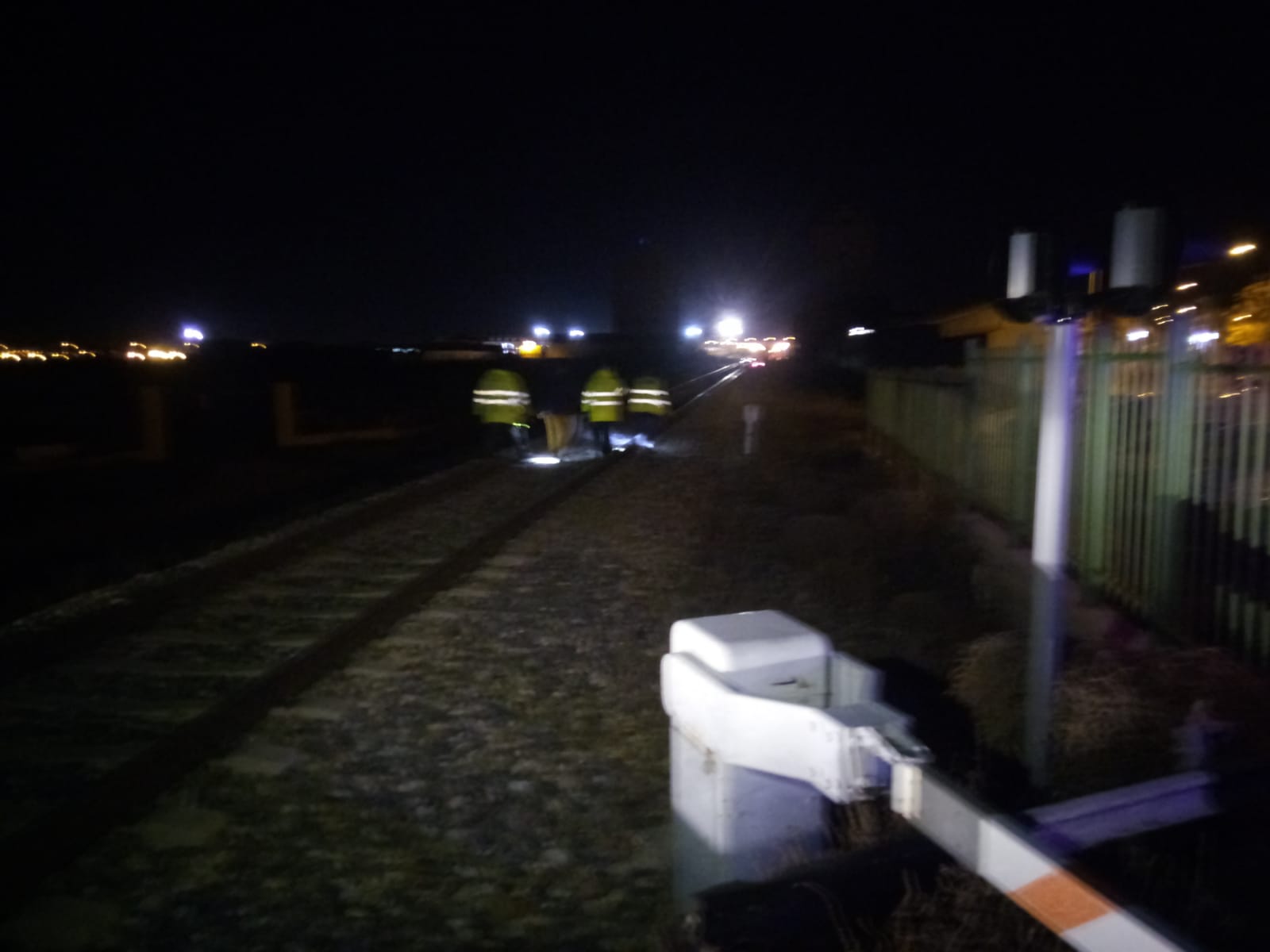 Operarios en el lugar del descarrilamiento del tren en Torrijos