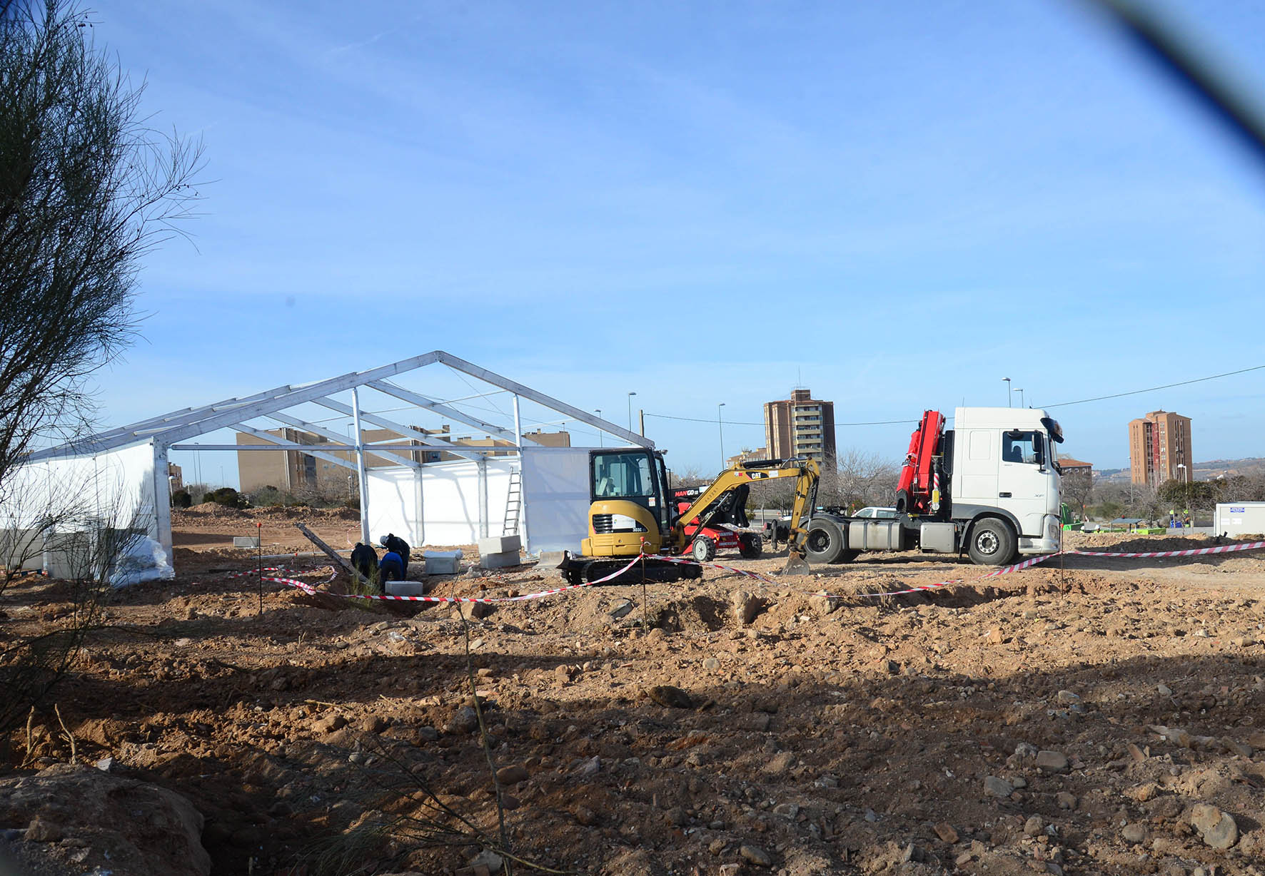 El amianto en la parcela de la calle Laguna de Arcas, en el Polígono de Toledo, se comenzará a retirar en los próximos días. Desde el martes 29 están instalando la carpa para llevar a cabo los trabajos