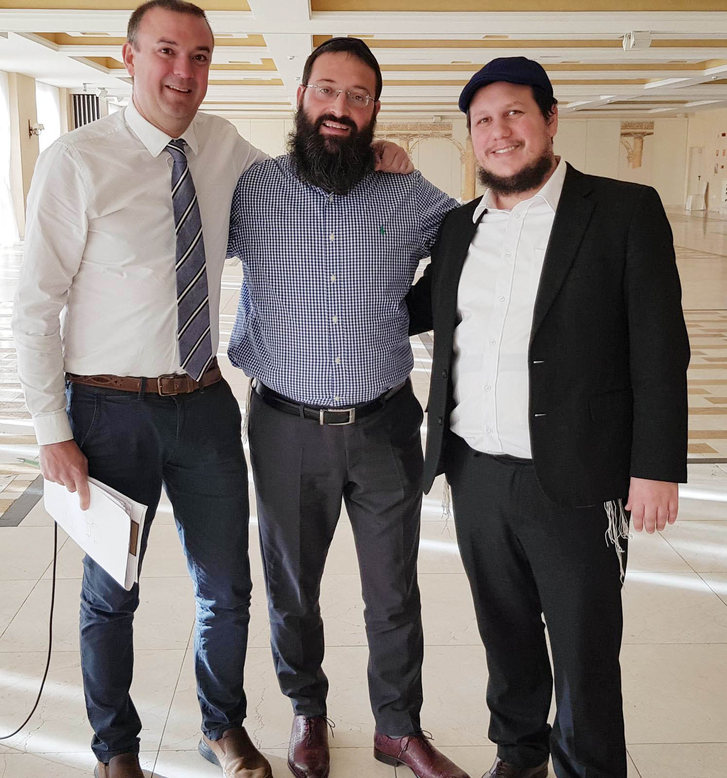 Víctor Iglesias, director del hotel Beatriz, en Toledo, junto a Yose Ytzhak Peles y Davis Adri, dos de los organizadores del evento