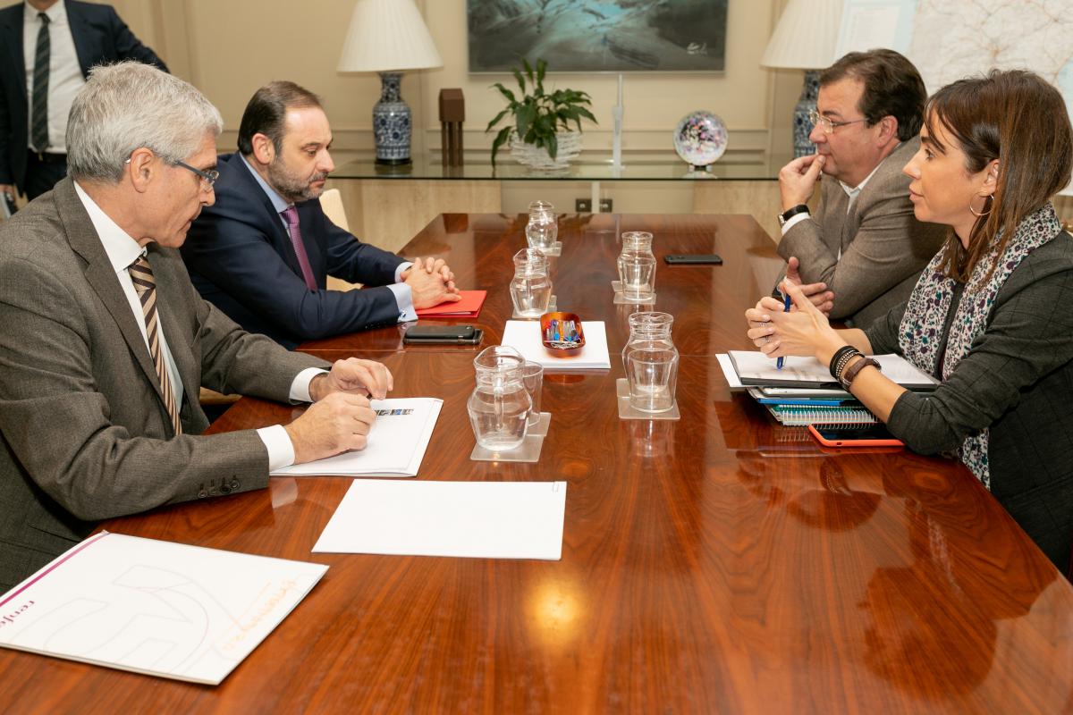 Reunión entre el ministro de Fomento, José Luis Ábalos, y el presidente de Extremadura, Guillermo Fernández Vara.