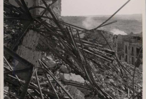 Al fondo, el incendio del Seminario Mayor.