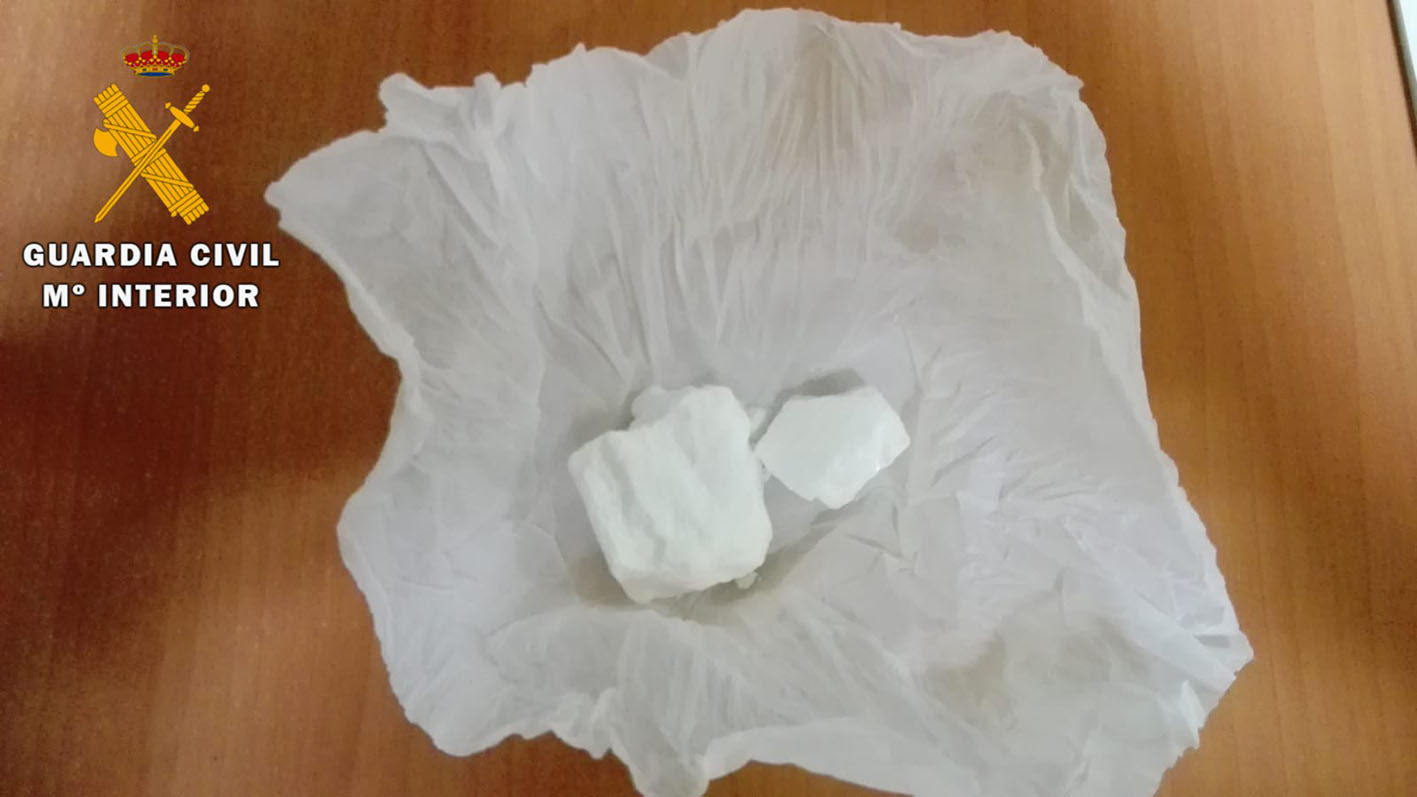 Los 30 gramos de cocaína en forma de roca que llevaba el hombre detenido entre sus ropas
