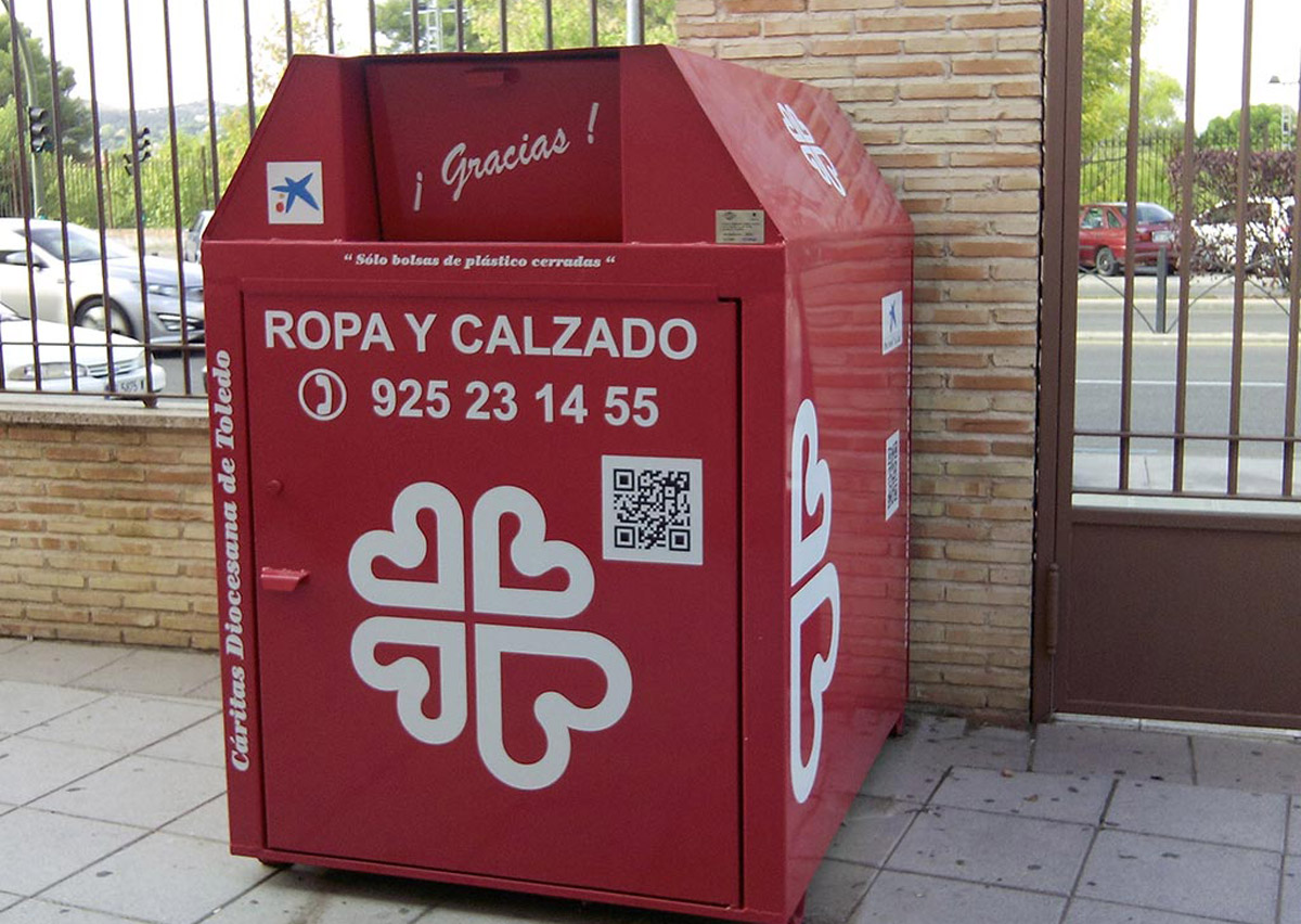 Contenedor de Cáritas de ropa usada en la ciudad de Toledo.