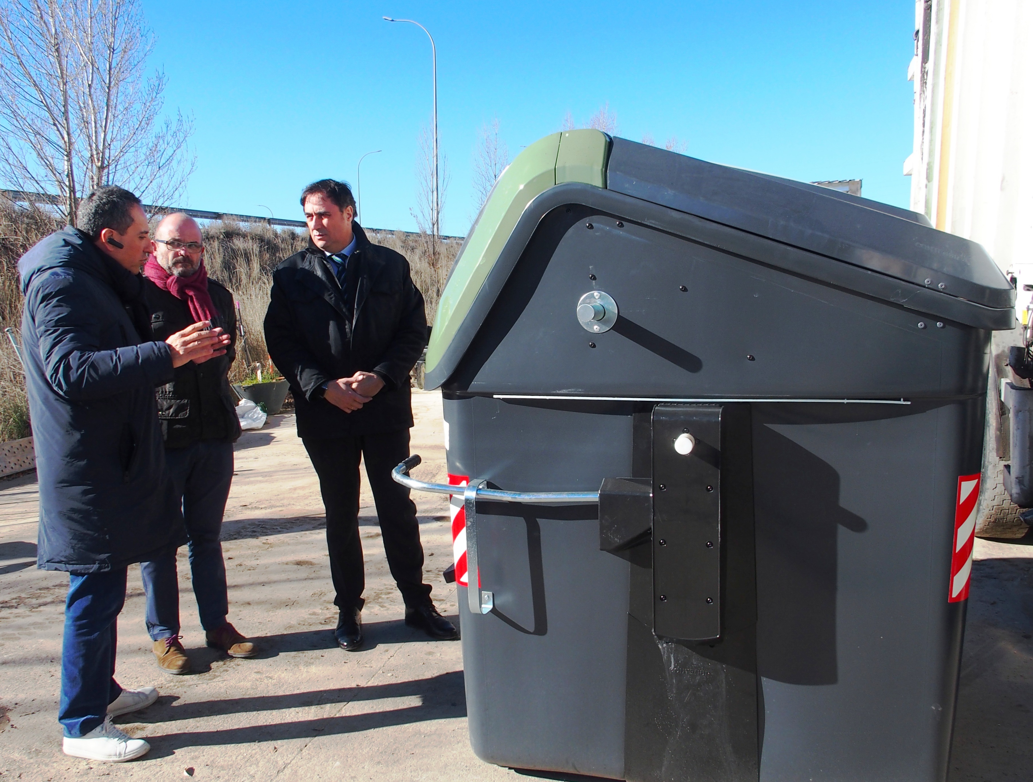 Los nuevos contenedores en Cuenca. personas con discapacidad