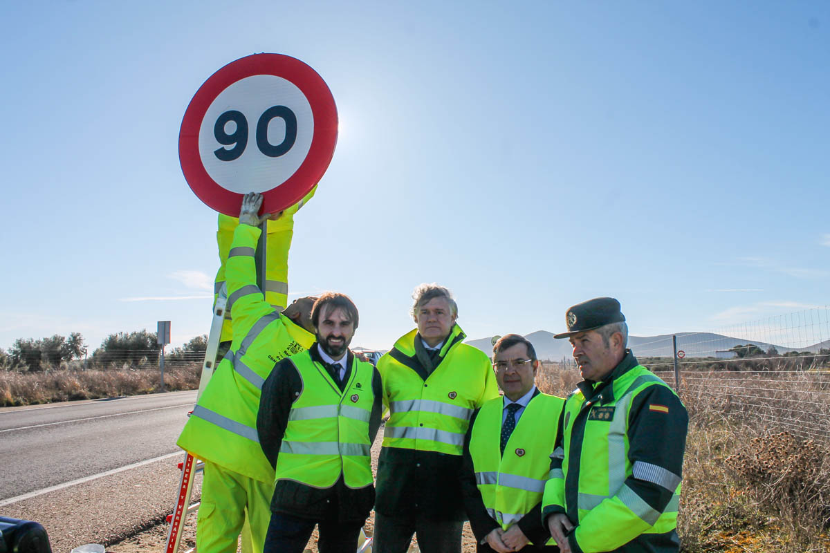 Carlos Ángel Devia durante la retirada de la última señal de 100 kilómetros en la provincia de Toledo.