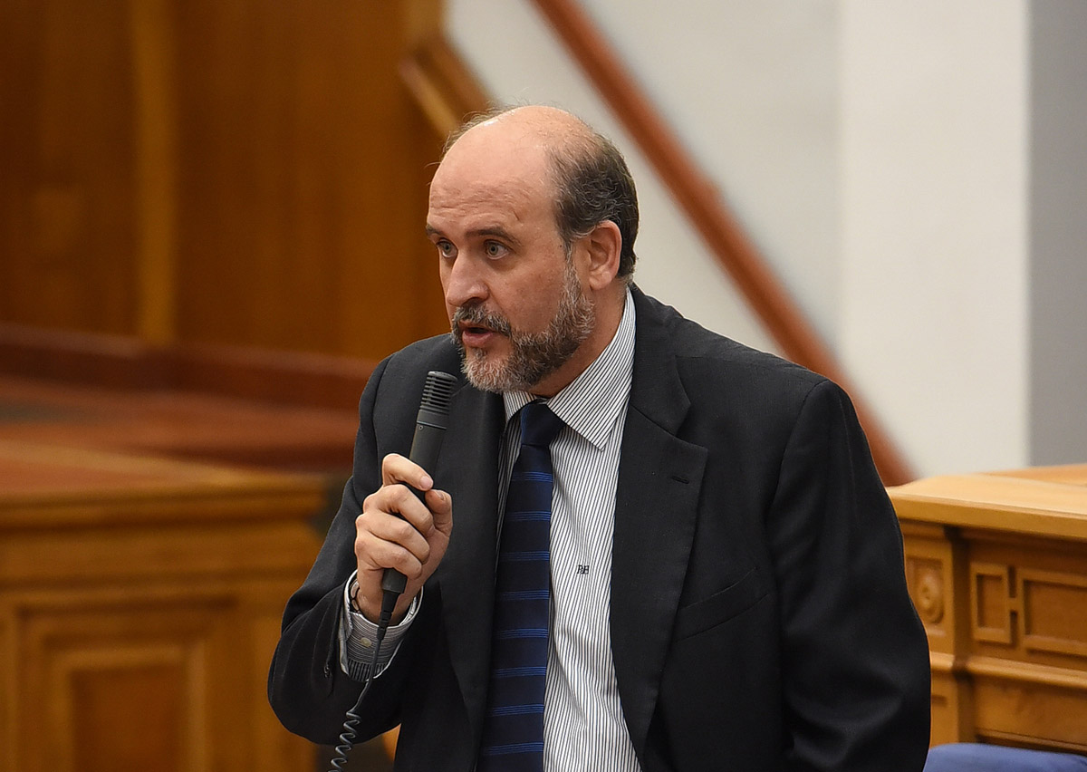 José Luis Martínez Guijarro durante el Pleno en las Cortes de CLM.